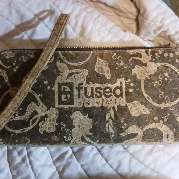 🌈EUC🌈Fused Hawaii Cork Wallet with wrist strap. - Picture 2 of 4